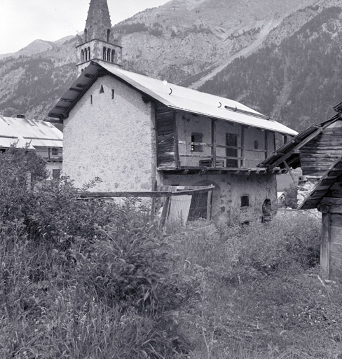 Le Serre. Ferme parcelle 999. Vue d'ensemble prise du sud-ouest. La porte d'entrée de l'habitation et celle de la grange sont percées dans la même façade sud.