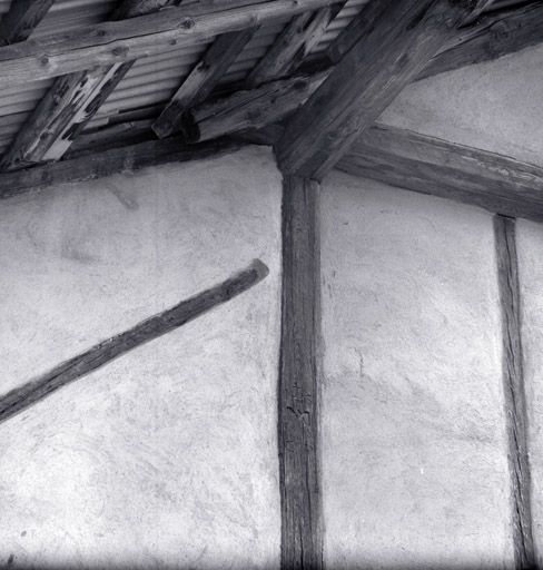 Le Serre. Maison parcelle 1002. Poteau avec l'inscription : IHS 1648.