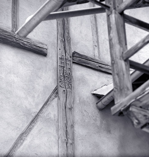 Le Serre. Maison parcelle 1002. Poteau avec l'inscription : IHS 1658.