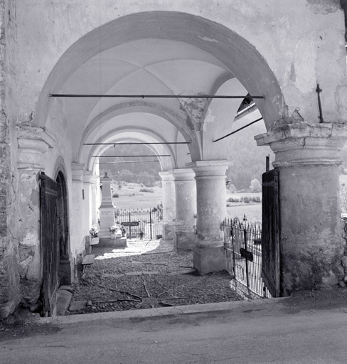 Porche d'entrée. Vue en enfilade prise d'ouest en est.