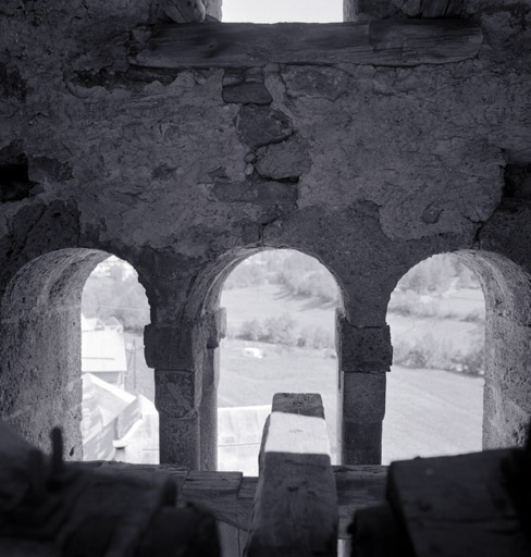 Clocher. Vue de l'intérieur d'une fenêtre géminée.