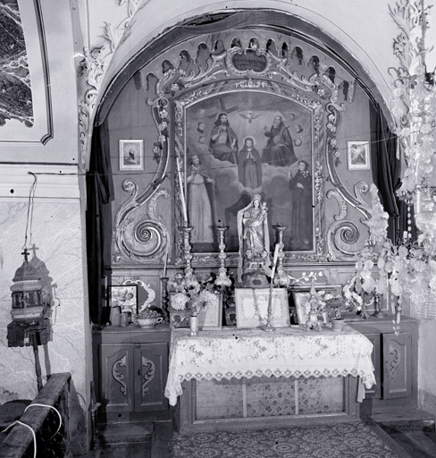 Ensemble de l'autel de saint Claude et de saint Antoine de Padoue (2 gradins d'autel, tabernacle, retable, tableau : Saint Claude, saint Antoine de Padoue, la Vierge et la Trinité)