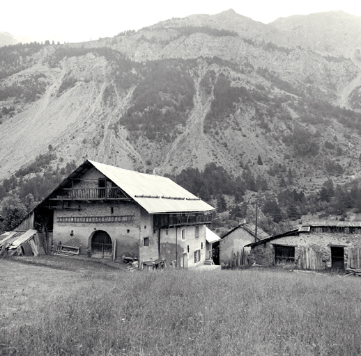 La Draye. Ferme parcelle 150. Vue de volume prise du sud-ouest. Noter la porte charretière de la grange, à hauteur du premier étage de l'habitation.