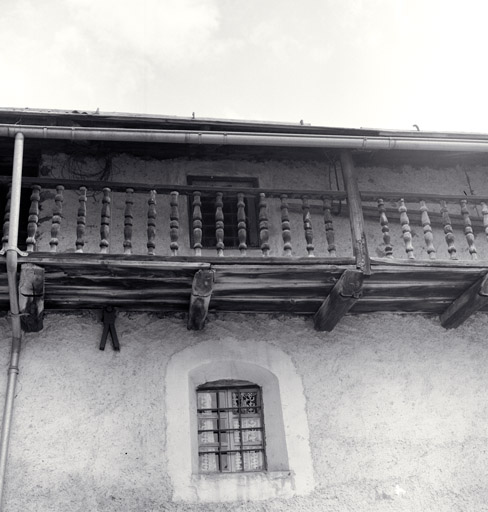 La Draye. Ferme parcelle 150. Façade antérieure sud. Détail du balcon.