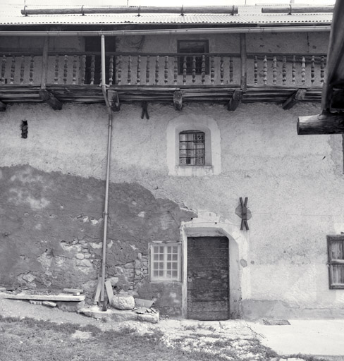 La Draye. Ferme parcelle 150. Façade antérieure sud. Travée de la porte d'entrée de la "court" (rétrécie).