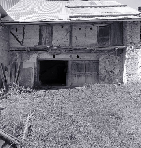 Pra Premier. Ferme parcelles 448-449. Façade nord des granges. Portes pratiquées dans une structure en pans de bois.