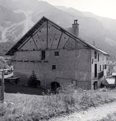 Pra Premier. Ferme parcelles 437-438. Pignon ouest. Les solives portaient un balcon accessible du troisième plan de la grange.