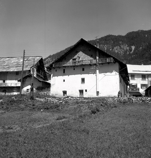 Pra Premier. Ferme parcelles 420-421. Façade est. On accède au balcon par la grange.