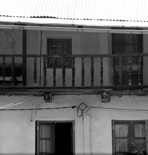 Pra Premier. Ferme parcelles 420-421. Façade antérieure sud. Troisième niveau. Balcon. Détail de la rampe à balustres tournés.