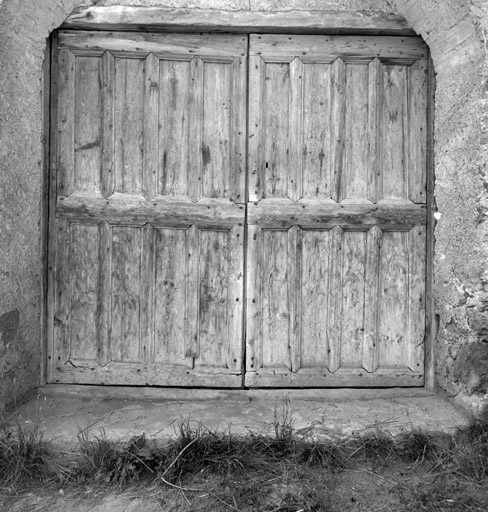 Pra Premier. Ferme parcelles 420-421. Façade nord. Porte de la grange. Particularité : les montants intermédiaires.