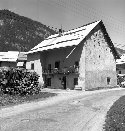 Pra Premier. Ferme parcelle 407. Vue de volume prise du sud-est. Le balcon borde le premier étage de l'habitation.