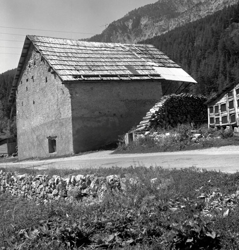 Pra Premier. Ferme parcelle 407. Vue de volume prise du nord-est. La partie aveugle des murs abrite la grange. La fenêtre éclaire l'étable du rez-de-chaussée.