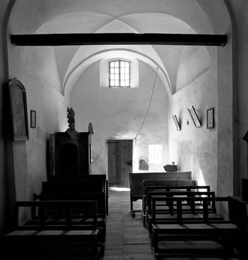 Intérieur. Vue en direction de l'entrée.