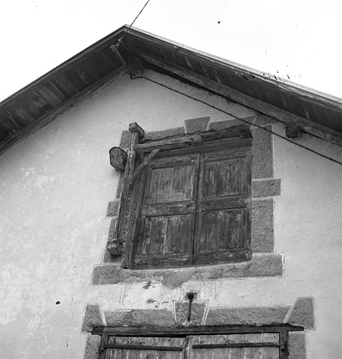 Le Rosier. Ferme  parcelles 196-197. Façade ouest. Deuxième niveau. Porte de la grange et potence pivotante.