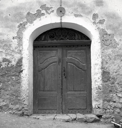 Le Serre. Parcelle 686. Porte d'entrée de la court et ses vantaux. L'imposte est datée 1768 ; monogramme VX.