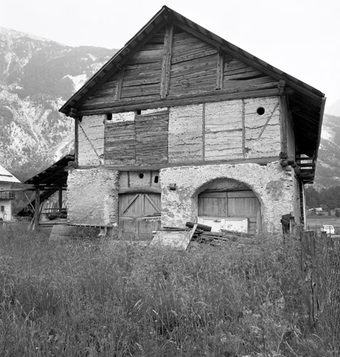 Le Rosier. Ferme parcelle 258. Façade ouest de la grange. Noter la diversité des techniques de construction et l'emploi unique au Rosier du "chapila" (pignon).