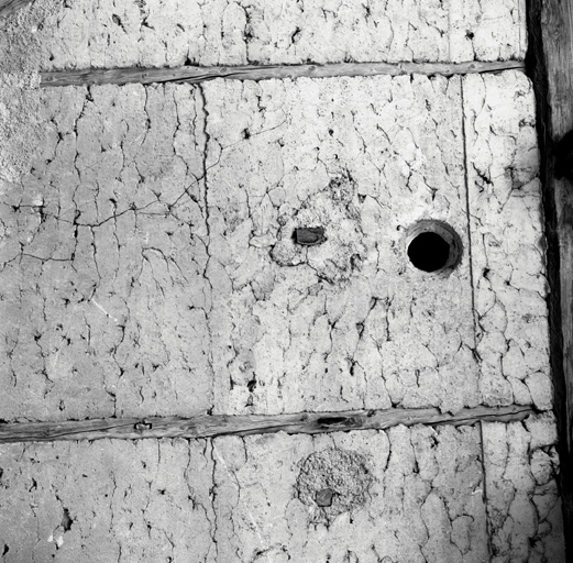 Le Rosier. Ferme parcelle 258. Façade sud de la grange. Détail de matériaux. Noter les traces de coffrage du remplissage et l'ébrasement moulé du trou d'aération.