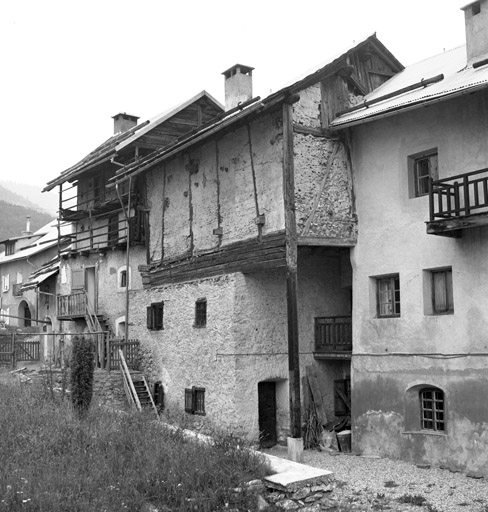 Le Rosier. Maison parcelle 265. Façade sud. Noter la ceinture de sablières empilées, assemblées à un poteau cornier montant de fond à l'angle sud-est.