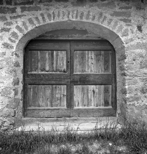 Le Rosier. Ferme parcelle 266. Façade nord de la grange. Porte charretière dont le linteau est daté 1645.