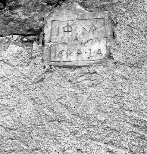 Le Rosier. Maison parcelle 267. Mur nord. Plaque gravée : IHS MA 1644 LA.