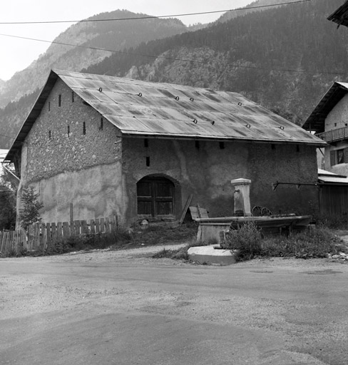 Le Rosier. Ferme parcelle 270. Vue de volume prise du nord-est. Toute cette partie aveugle correspond à la grange.