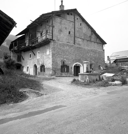 Le Rosier. Ferme parcelles 276-277. Vue de volume prise du sud-est. Noter la porte d'entrée de chacune des deux "cours" sur les façades sud et est.