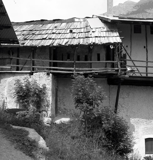 Le Rosier. Ferme parcelles 276-277. Corps de bâtiment ouest. Façade sud. Balcon.
