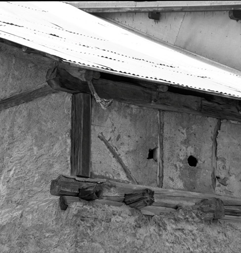 Le Rosier. Ferme parcelles 276-277. Côté nord. Partie gauche. Détail des pans de bois.