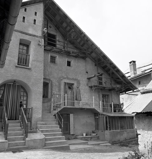 Le Rosier. Ferme parcelle 289. Façade antérieure est. Les trois premiers niveaux correspondent à l'habitation ; le balcon est celui de la grange qui occupe tout le comble.