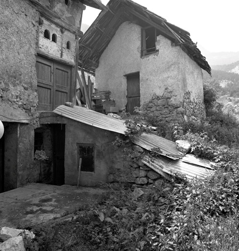Le Rosier. Ferme parcelle 289. Côté nord. Porte de la grange au sommet de sa rampe d'accès et petit bâtiment annexe.