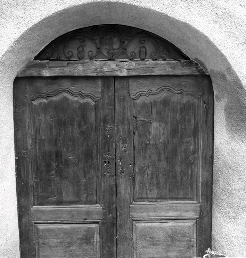 Le Rosier. Maison parcelle 290. Façade antérieure sud. Porte d'entrée de la "court". L'imposte en fer forgé est datée 1805.