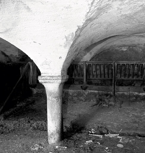 Le Rosier. Ferme parcelle 853. Rez-de-chaussée. Etable. Colonne centrale. Le tailloir est daté 1826 (face est).