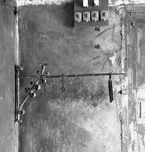 Le Rosier. Ferme parcelle 853. Rez-de-chaussée. "Court". Potence en fer forgé destinée à peser les bidons de lait.