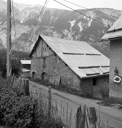 Le Rosier. Ferme parcelles 858-857. Façade ouest de la grange. Les deux portes ouvrent à hauteur du premier étage de l'habitation.