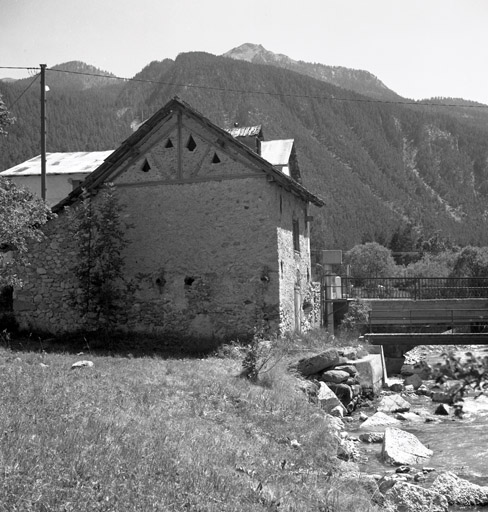 La Vachette. Ferme parcelle 354. Façade postérieure nord. Noter les clavettes en bois bloquant trois tirants  visibles sur les deux façades.