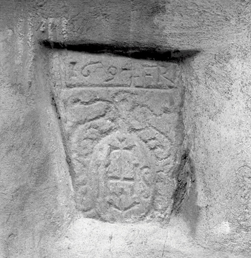 La Vachette. Ferme parcelles 312-313. Façade est. Pierre dégagée dans l'enduit couvrant le mur. Inscription : 1697, FR, IHS.
