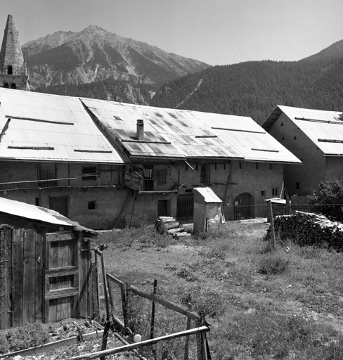 La Vachette. Fermes parcelles 333 à 330. Vue d'ensemble des façades postérieures ouest avec les entrées de granges et les balcons qui en bordent le deuxième plan.