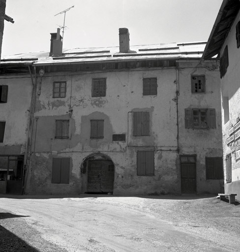 La Vachette. Maison parcelles 333-334. Façade antérieure est ordonnancée. Au-dessus du troisième niveau, éléments à claire-voie aérant le comble.