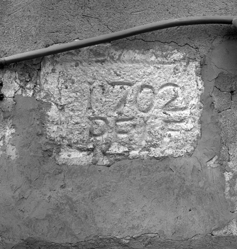 La Vachette. Maison parcelle 334. Façade antérieure est. Plaque située au-dessus de la première fenêtre du premier niveau : 1702 PF(?)F.