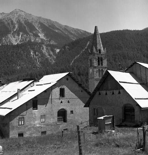 La Vachette. Fermes parcelles 337 et 336. Vue de volume des façades des granges prise du nord-ouest.