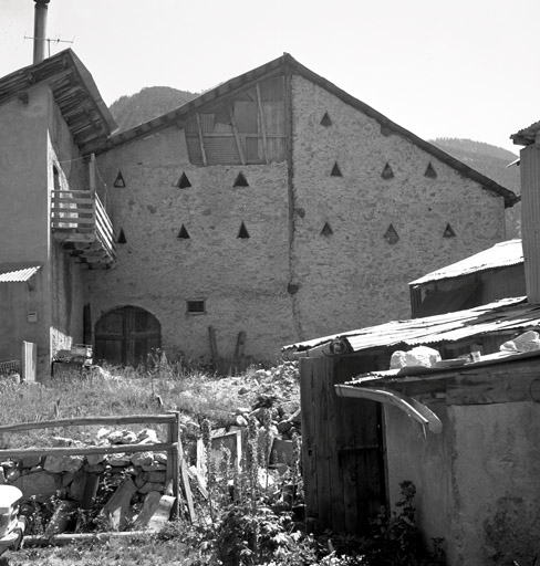 La Vachette. Ferme parcelles 364-363. Façade nord-ouest de la grange. Les triangles d'aération se répartissent à hauteur des trois plans supérieurs.
