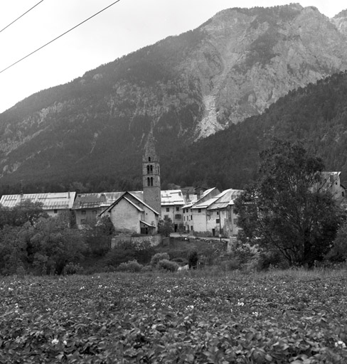 Vue de situation éloignée prise du champ de Blaï, à l'est.