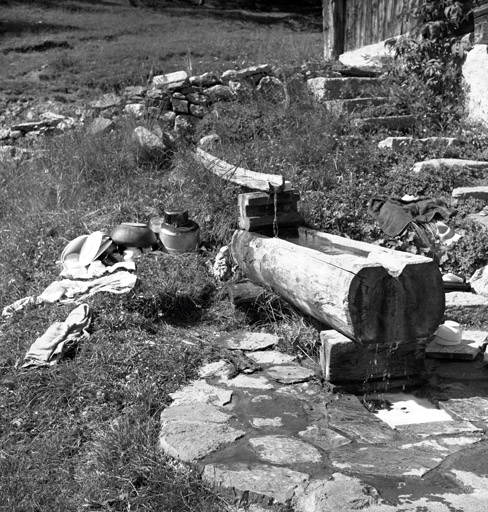 Chalets de Granon ; Granon. Chalet parcelle 77. Abreuvoir et arrivée d'eau en bois.