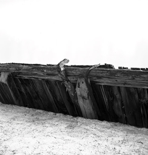 Chalets de Granon ; Granon. Chalet. Gouttière. Détail de supports, l'un en bois, l'autre en fer.