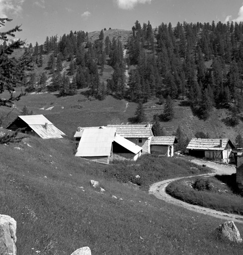 Chalets de Granon ; Granon. Chalets parcelles 96, 116, 113. Vue de situation prise du sud.