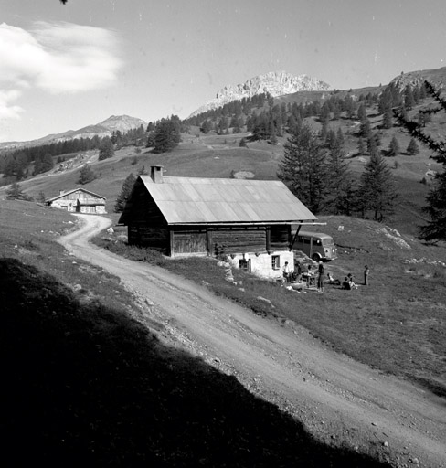 Chalets de Granon ; Granon. Chalet parcelle 77. Vue d'ensemble prise du sud-est.
