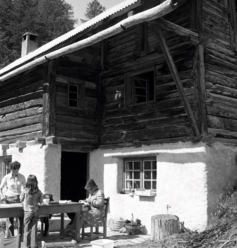 Chalets de Granon ; Granon. Chalet parcelle 77. Vue de volume prise du nord-est. Noter l'importance des structures en bois.
