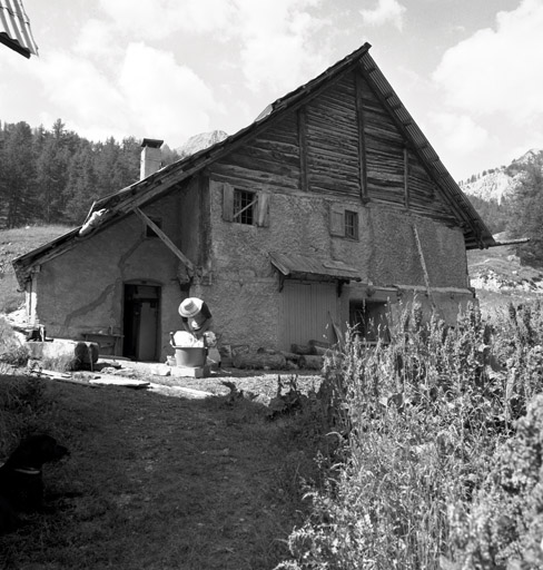 Chalets de Granon ; Granon. Chalet parcelle 96. Pignon nord. Vue d'ensemble. Seule la partie supérieure correspondant au deuxième plan de la grange est construite en "chapila".