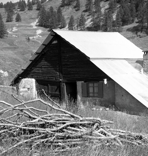 Chalets de Granon ; Granon. Chalet parcelle 96. Pignon sud. Vue d'ensemble. La grange ouvre de plain-pied avec l'extérieur.