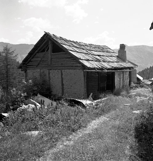 Chalets de Granon ; Granon. Chalet parcelle 107. Pignon ouest. Noter la juxtaposition des trois techniques : maçonnerie (soubassement), pan de bois (étage), "chapila" (pignons).